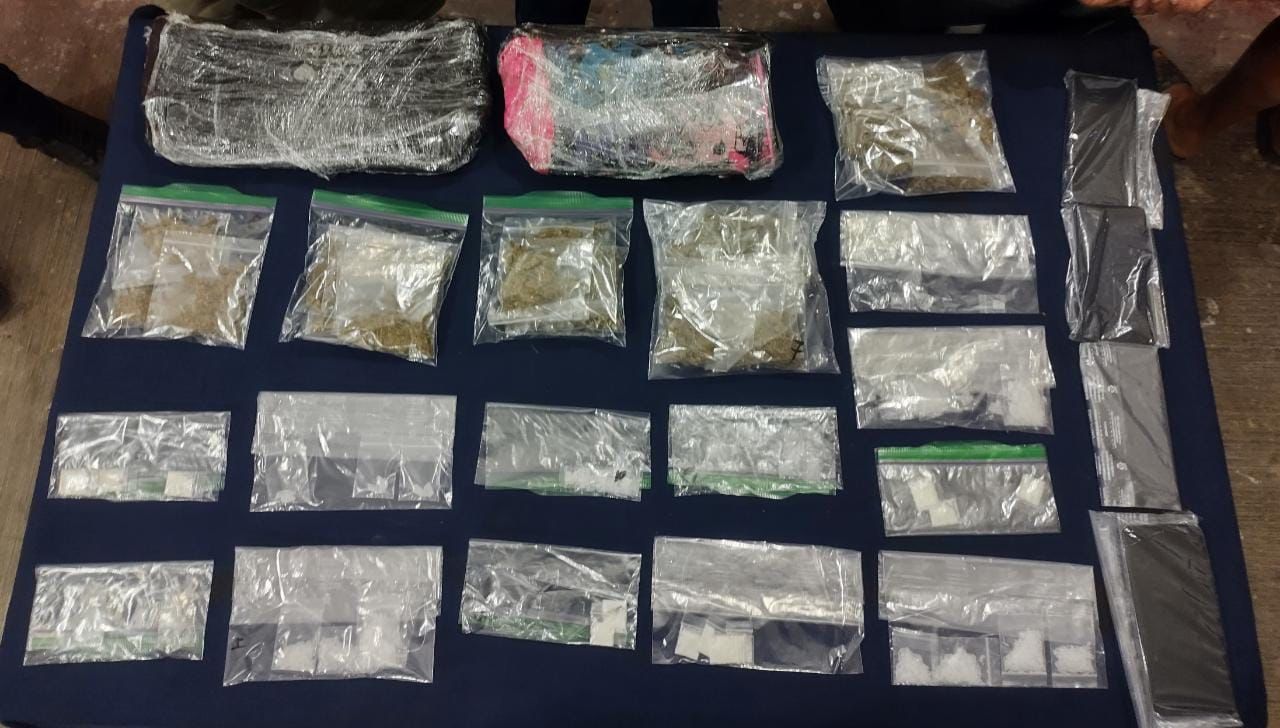 En Chetumal detienen a cuarteto de narcomenudistas en las Américas III; en dos mochilas tenían más de 100 drogas de diversas drogas.