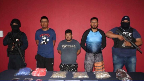 Atrapan a tres narcomenudistas en la Zona Hotelera de Cancún.