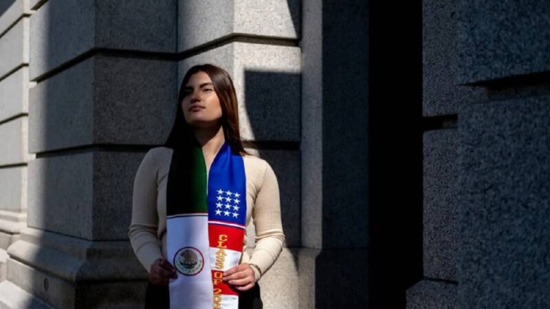 Prohíben a joven usar chalina con banderas de México y EU