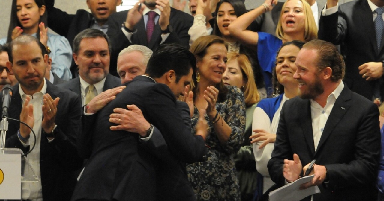 La corrupción somos todos, podría ser el título de esta imagen donde en un abrazo se funden Santiago Creel con Jorge Romero, la “plana mayor” panista atestigua, detrás de ellos Margarita Zavala aplaude entusiasta y olvidadiza, ella y su marido acusaron a Romero de corrupción, todo sea por el hueso. 