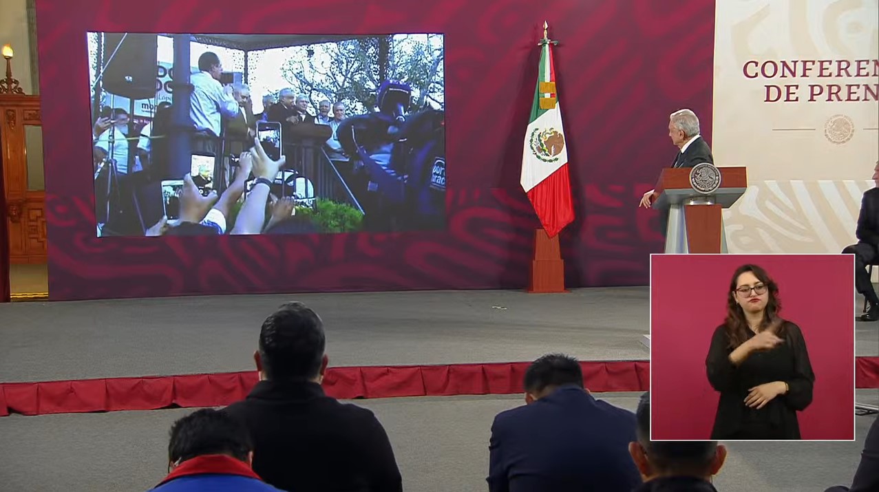 El entonces candidato Andrés Manuel López Obrador, en 2018, durante una gira por California, Estados Unidos, hablando frente a los paisanos migrantes en aquel país. 