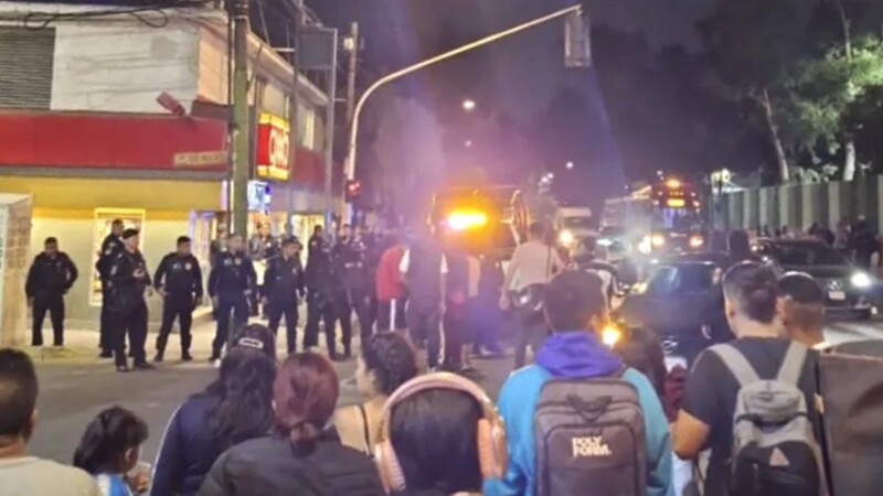 Policía se enfrenta a balazos con ladrones de oxxos, mata a uno