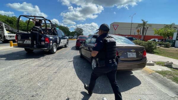 Detienen a mujer por robo de carro en Playa del Carmen