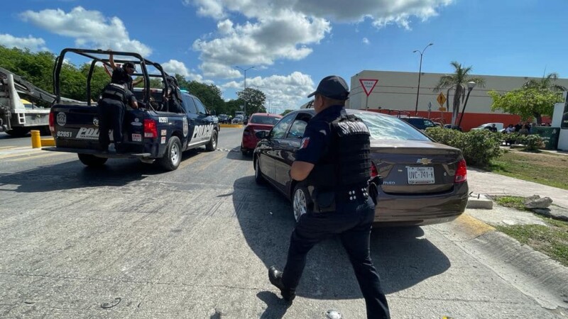 Detienen a mujer por robo de carro en Playa del Carmen