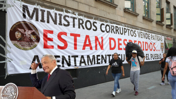 Revela AMLO 40 privilegios de los ministros de la Corte