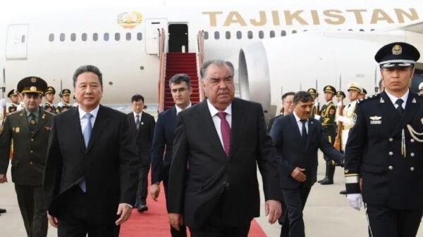 Presidente de Tayikistán estrena avión comprado a México