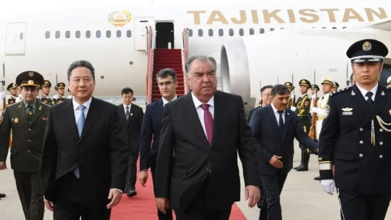 Presidente de Tayikistán estrena avión comprado a México