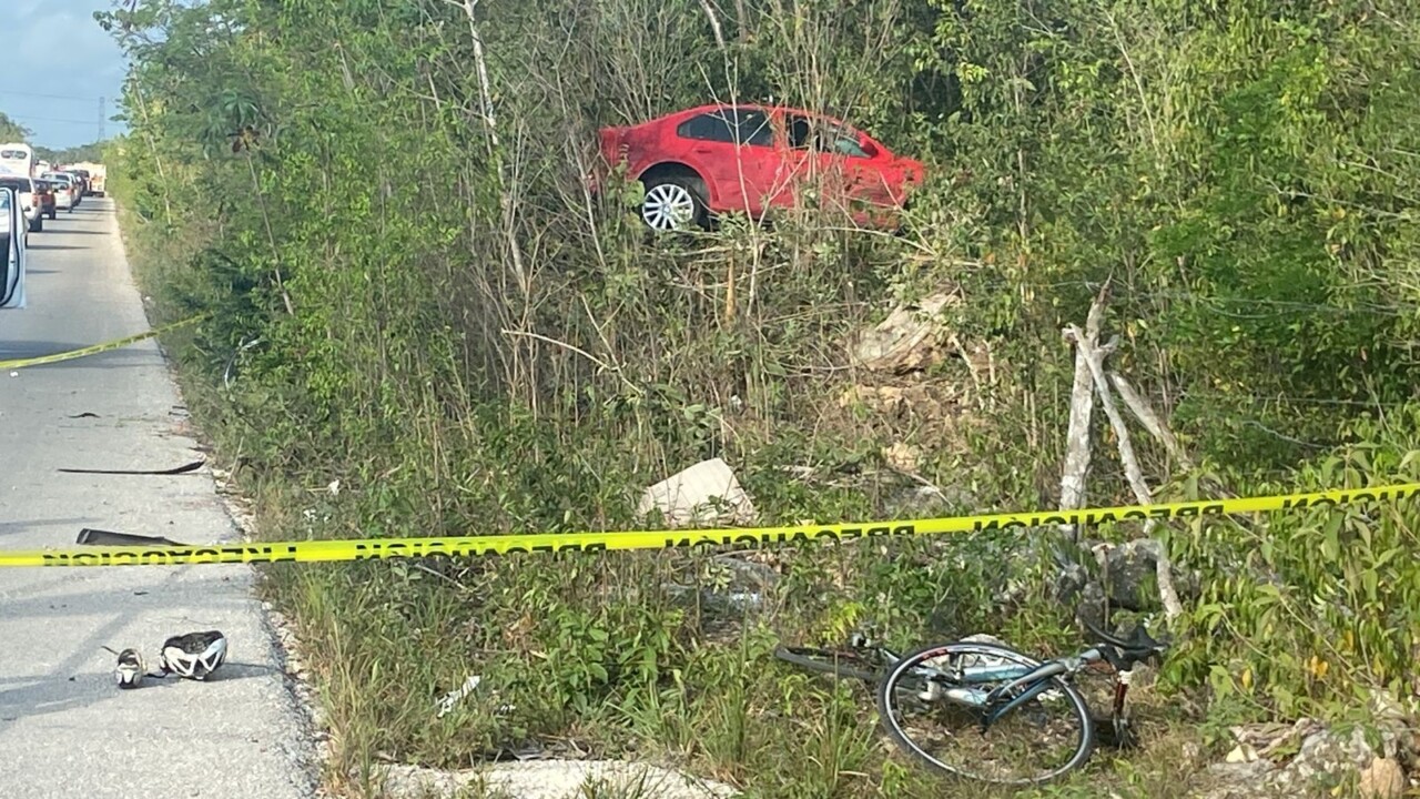 Ciclista pierde la vida en la Huayacán tras ser embestido por un auto (VIDEO); el Jetta, cuyo conductor resulto herido, acabó entre la maleza.