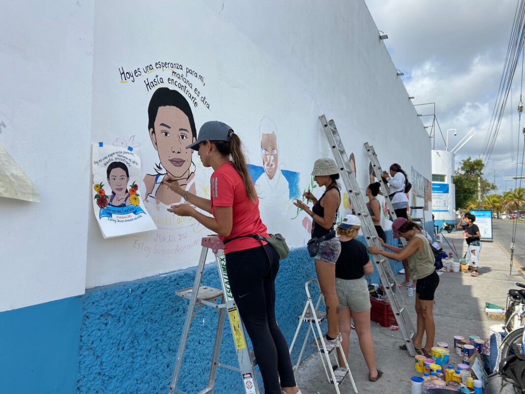'Madres Buscadoras' bloquean esta mañana la avenida Xcaret en Cancún (VIDEO); artistas urbanos plasmas en la FGE los rostros de desaparecidos.