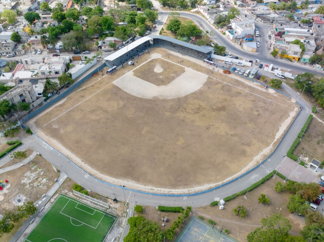 Diego Castañón entrega obra altruista que mejora la infraestructura deportiva en Tulum; rehabilitan gradas de la cancha de beisbol de la Unidad Deportiva,