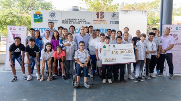 Diego Castañón entrega becas deportivas municipales a tulumnenses