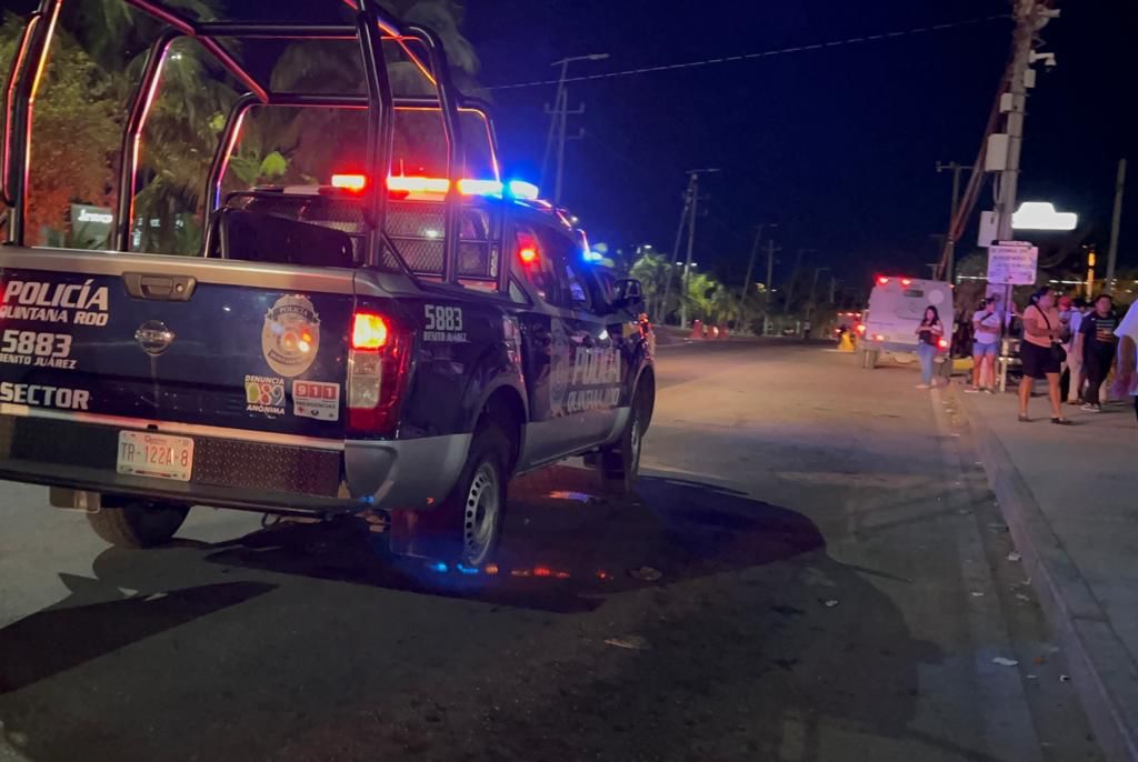 Intentan levantar a checador de combis en plaza Las Américas de Cancún; un hombre y una mujer fueron detenidos por estos hechos.