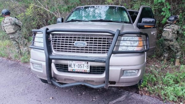 Asegura camioneta blindada, armamento y municiones, en la carretera El Cafetal-Mahahual