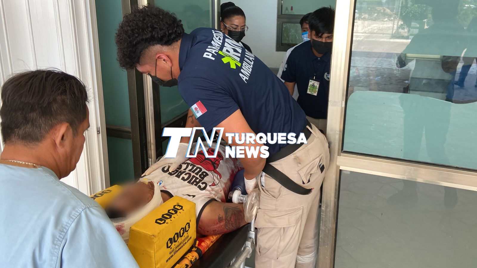 Balean a sujeto en Villas Otoch Paraíso de Cancún (VIDEO); la víctima fue llevada de emergencia al Hospital General.