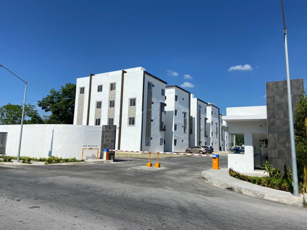 Ejecutan a dos mujeres en la Supermanzana 317 de Cancún (VIDEO); las víctimas presentan varios impactos de armas de fuego.