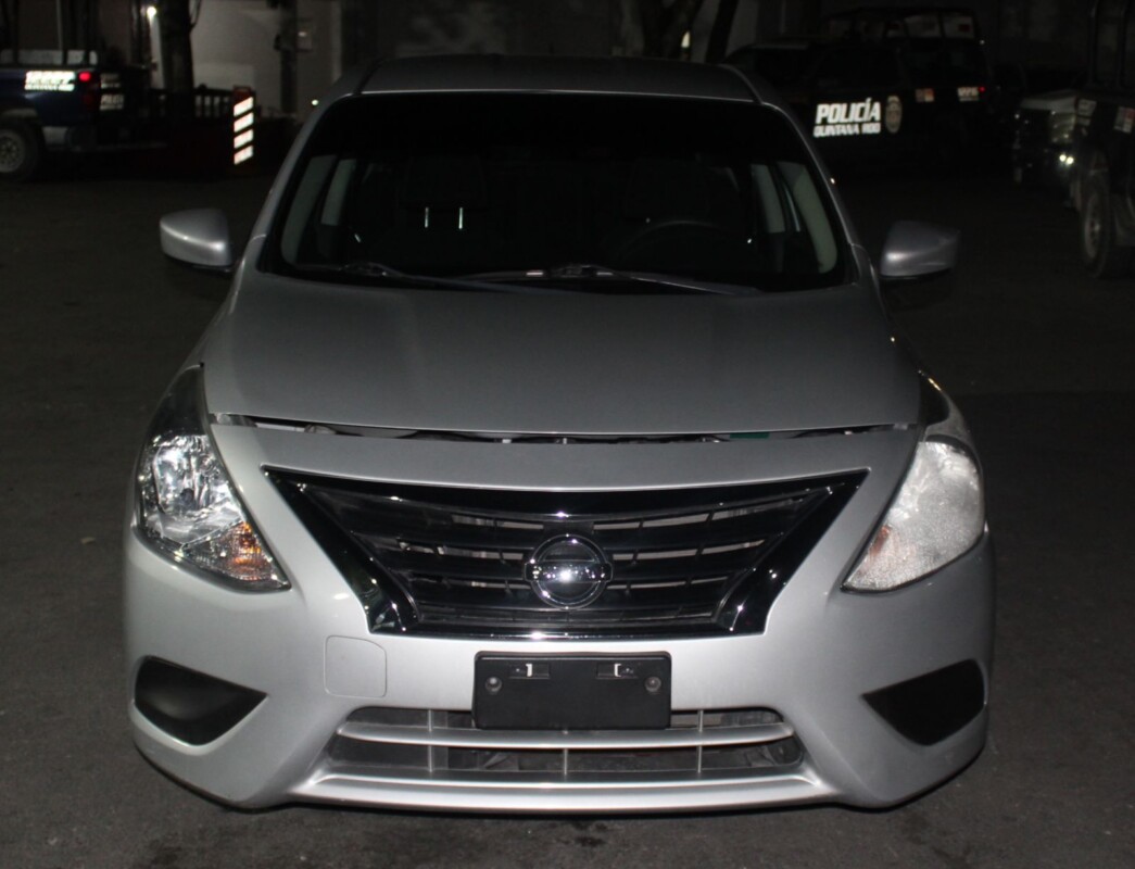Detienen a una narcocélula en Los Héroes en Cancún; se desplazaban en un Nissan Sense con reporte de robo en plaza Las Avenidas.
