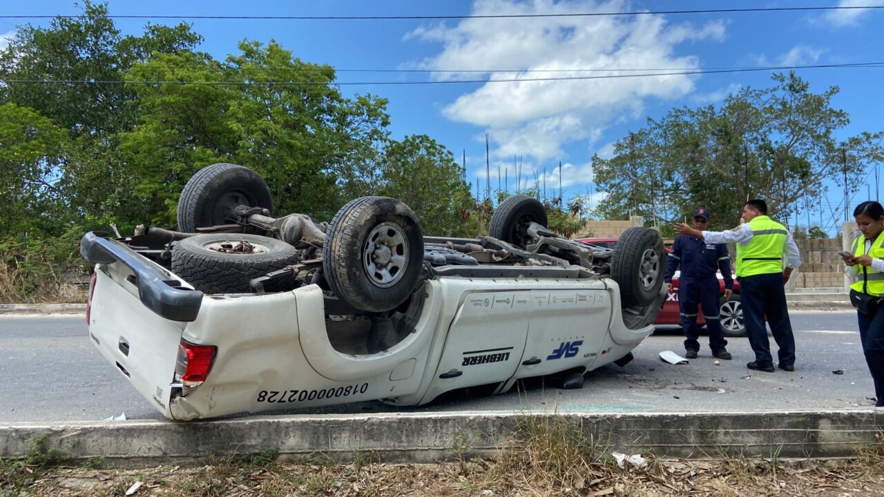 Aparatosa volcadura en el Arco Vial de Cancún; los dos ocupantes de una camioneta resultaron con golpes de consideración.