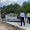 Aparatosa volcadura en el Arco Vial de Cancún