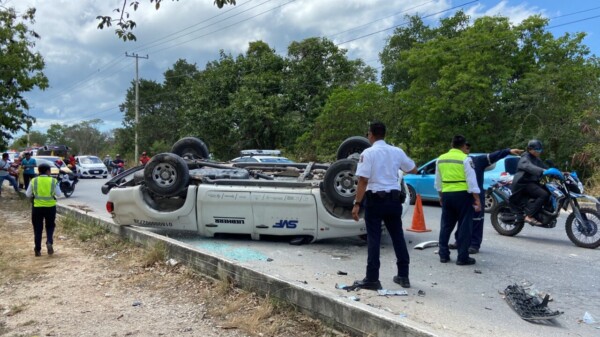 Aparatosa volcadura en el Arco Vial de Cancún