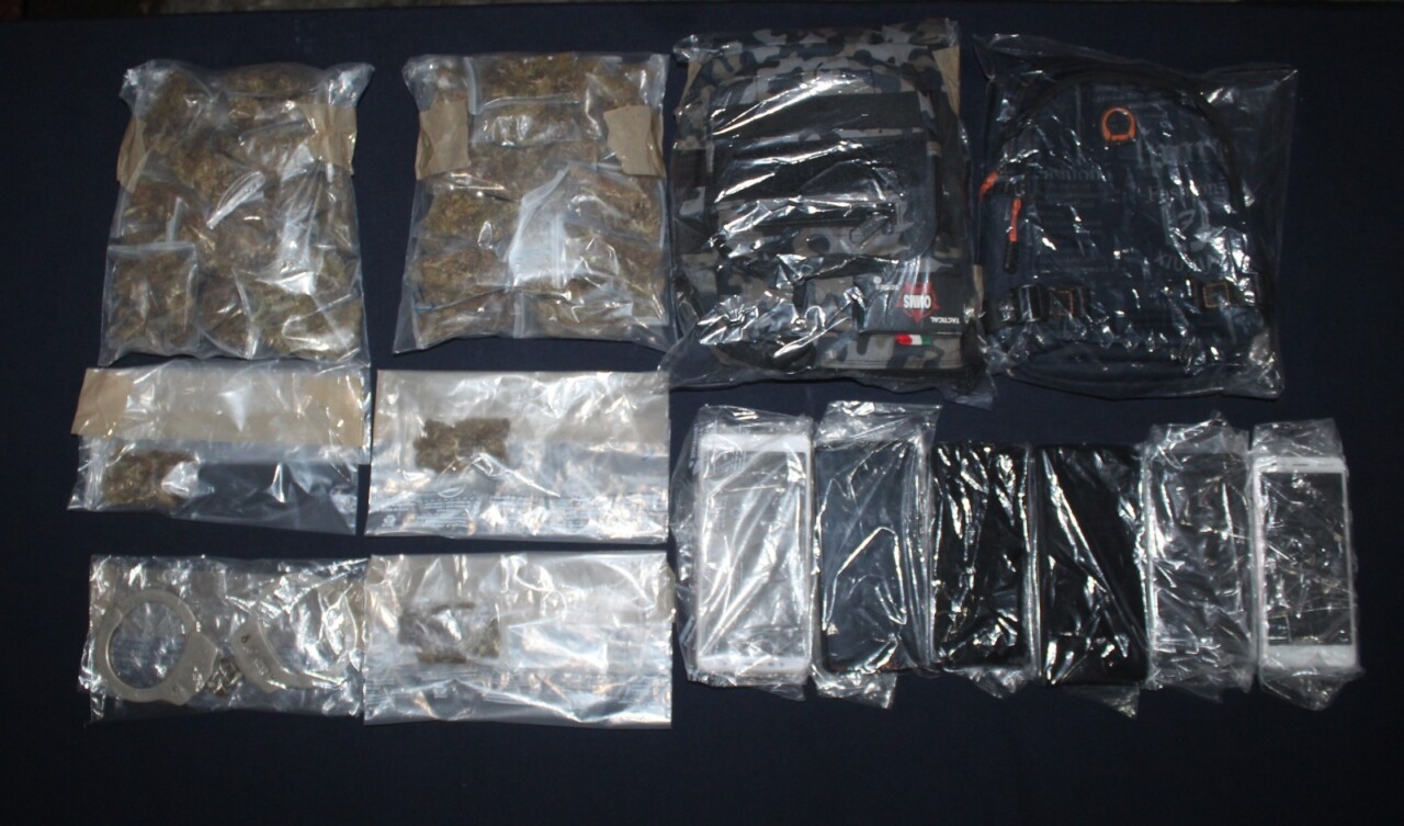 Detienen a cinco narcomenudistas en Vista Real II en Cancún; les decomisaron 54 dosis de vegetal verde como la marihuana.