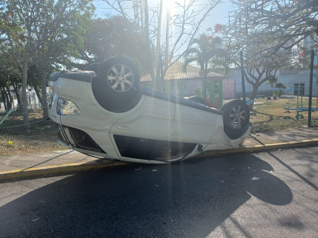 Aparatoso choque y volcadura en la Supermanzana 64 de Cancún; así terminó la unidad cuyo conductor no cedió el paso.