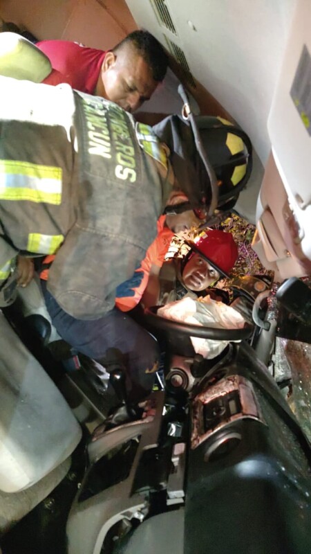 Se sale de la carretera y choca contra árbol en la vía de Gas Auto; hubo carios lesionados entre ellos el chofer de una van de Caribbean Taxi.