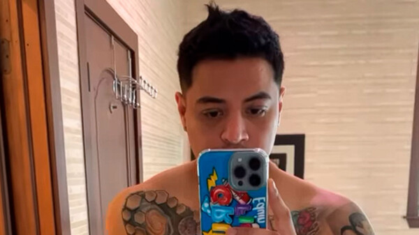 Eduin Caz se exhibe en calzones y le llueven reclamos, halagos y demás