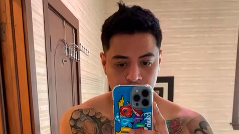 Eduin Caz se exhibe en calzones y le llueven reclamos, halagos y demás