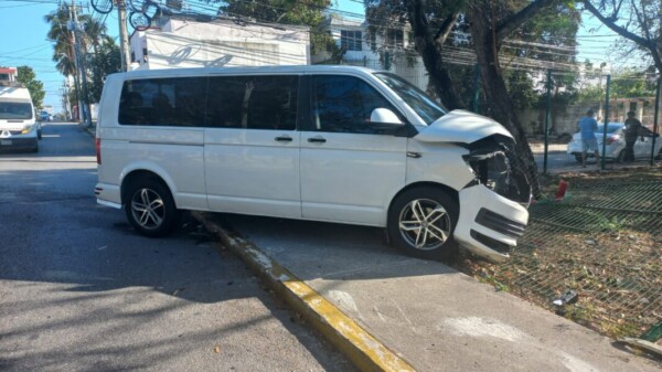 Aparatoso choque y volcadura en la Supermanzana 64 de Cancún.