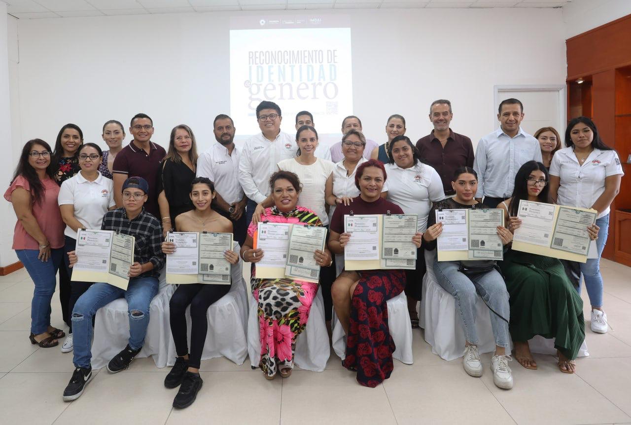 Cancún, ciudad abierta a la inclusión: Ana Paty Peralta; la presidenta entregó cinco actas de nacimiento por reconocimiento de identidad de género.