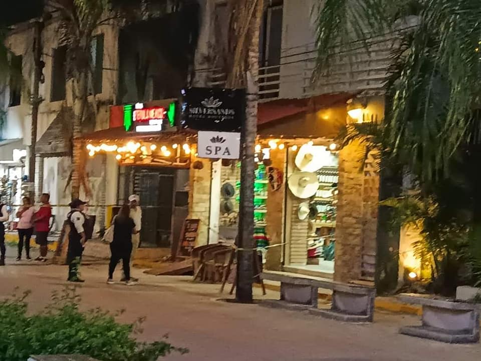 Ataque a balazos contra negocio en la Quinta Avenida de Playa del Carmen; trabajadores se salvaron de morir al fallar el arma de sicarios.