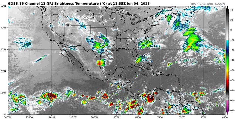 Pronóstico del clima para hoy domingo 4 de junio 2023 en Quintana Roo; cielo medio nublado durante el día con lluvias aisladas en el estado.