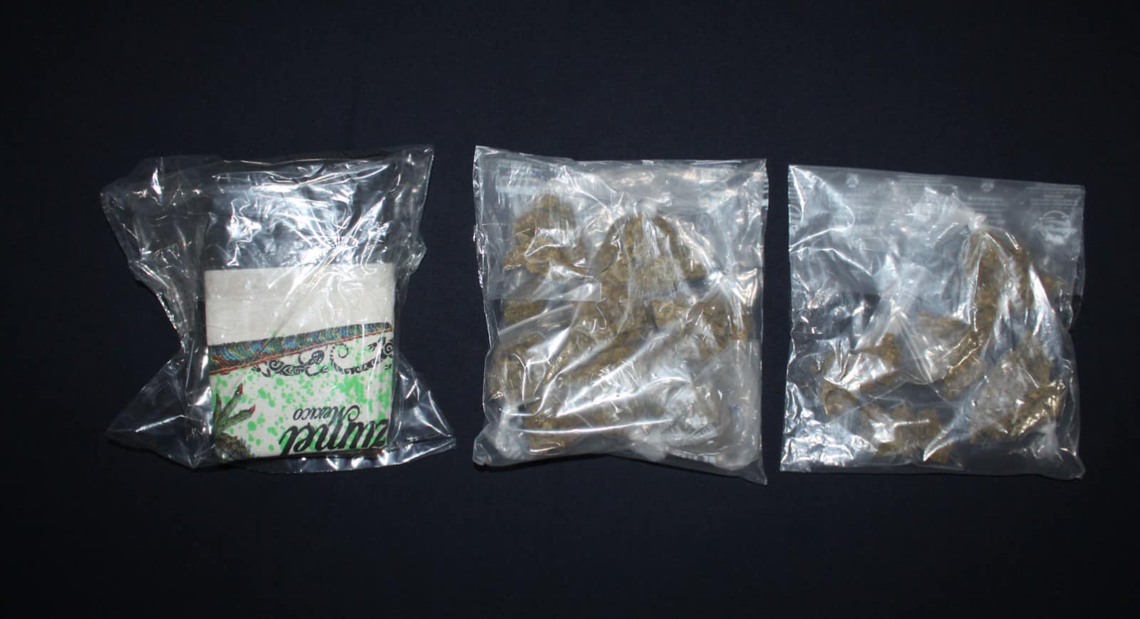 Detienen a dos narcomenudistas en la colonia Los García en Cancún; manipulabas bolsitas con marihuana cuando les cayeron policías.