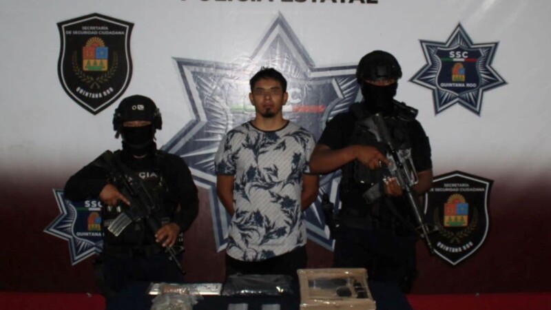 Detenido con arma de fuego y drogas a bordo de un taxi de Cancún