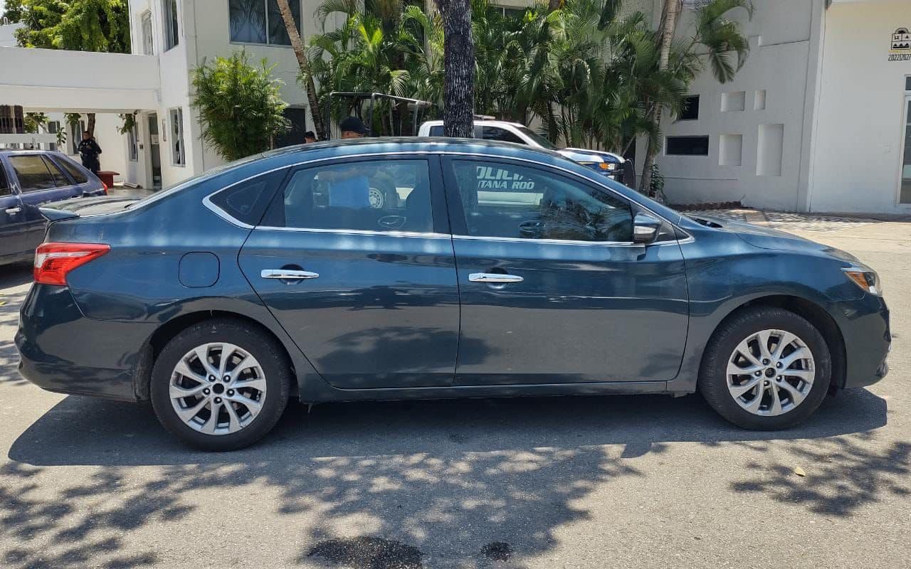 Detienen a presuntos implicados en robos a comercios en Cancún; dos hombres y una mujer se desplazaban en forma temeraria en un vehículo.