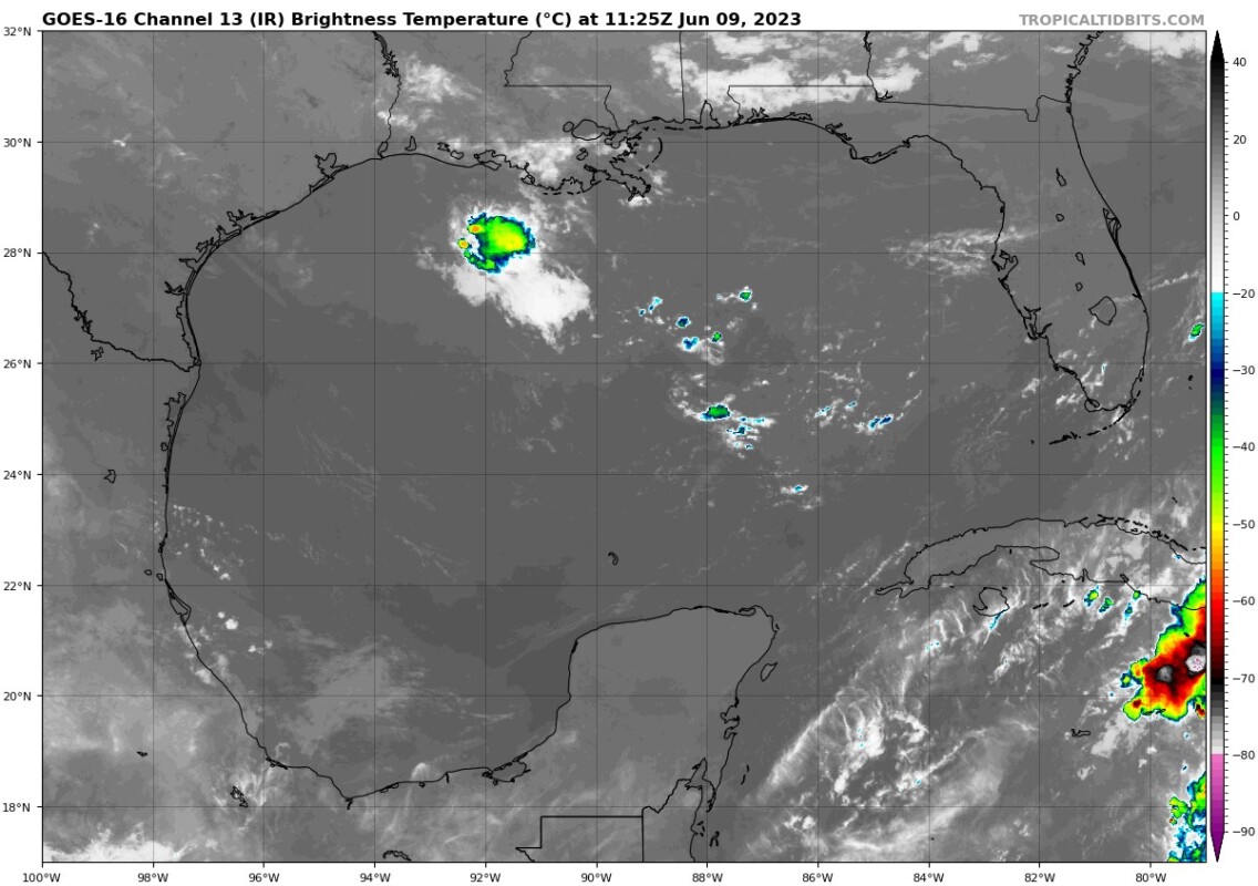Pronóstico del clima para hoy viernes 9 de junio 2023 en Quintana Roo; cielo medio nublado durante el día con chubascos.