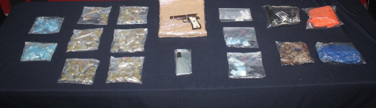 Detienen a seis narcomenudistas en Paseos del Mar en Cancún; intercambiaban bolsas con marihuana en la calle Isla San Vicente.