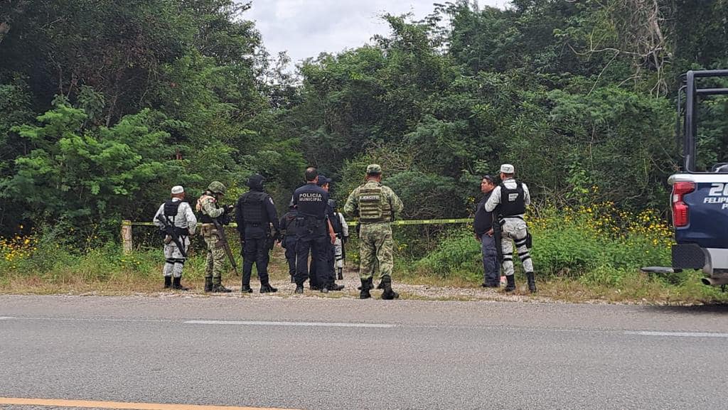 Abandonan cadáver embolsado cerca de Muyil, Felipe Carrillo Puerto; la víctima, aparentemente un joven, tenía un narcomensaje.