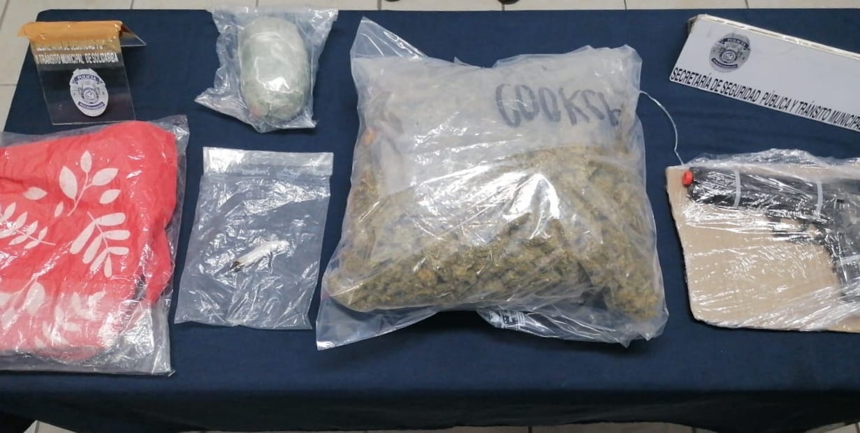 Detienen a cuatro narcomenudistas en Playa del Carmen; dos son extranjeros; la Policía decomisó varias dosis de drogas y un arma hechiza.