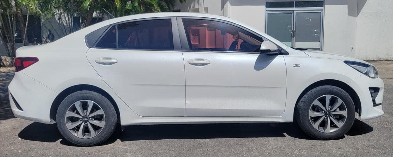 Detenidos por posesión de drogas en la Supermanzana 53 de Cancún; dos hombres y una mujer intentaron darse a la fuga en un vehículo compacto.