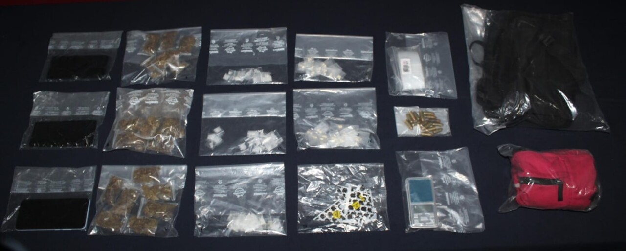 Trío de narcomenudistas fue detenido en la Supermanzana 93 de Cancún; les decomisaron más de 60 dosis y cartuchos del calibre .9 mm.