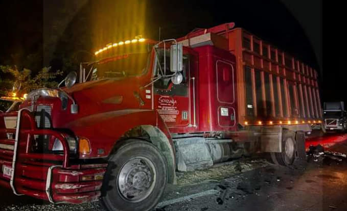 Fallece sacerdote en un accidente carretero en Felipe Carrillo Puerto; uno más resultó lesionado al chocar contra un tráiler estacionado.