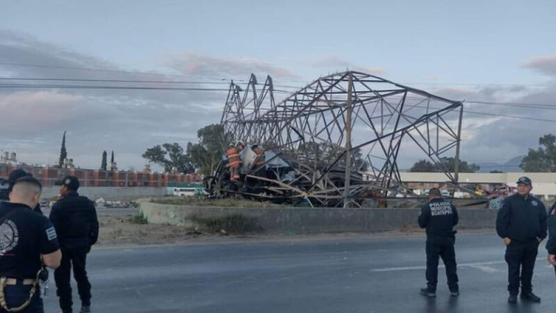 Choca tráiler y derriba torre eléctrica en el Estado de México