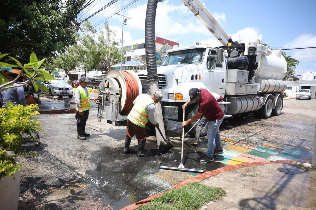 En Cancún tenemos brigadas permanentes para el desazolve de pozos de absorción: Ana Paty Peralta; se previenen encharcamientos en la ciudad.