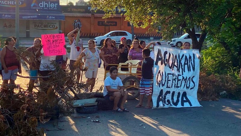 Se manifiestan vecinos de la Sm. 234 por falta de agua