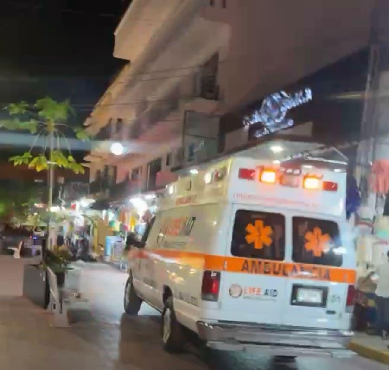Playa del Carmen: Balacera en la Quinta Avenida deja una persona muerta y dos heridas; el atacante fue un solitario sicario que escapó en un Aveo gris.