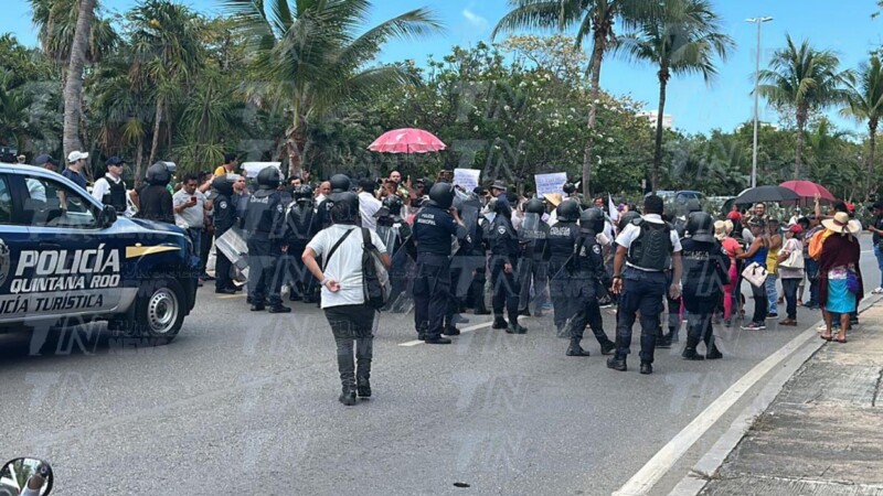 Vecinos de colonias irregulares bloquean zona hotelera de Cancún