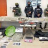 Decomisan droga, armas, cartuchos y vehículos en dos cateos en Playa del Carmen.