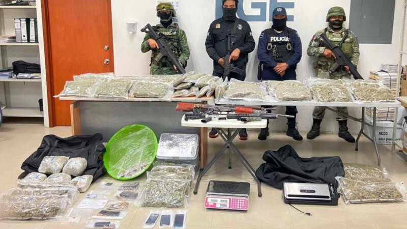 Decomisan droga, armas, cartuchos y vehículos en dos cateos en Playa del Carmen.