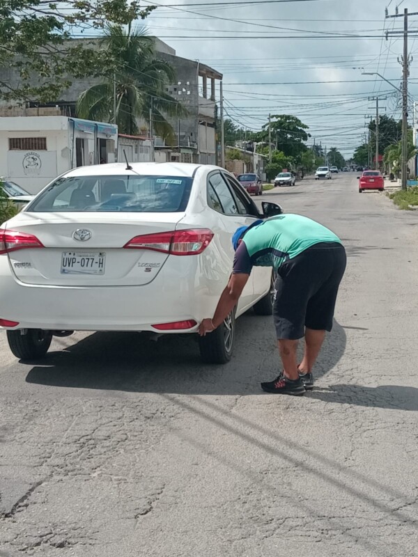 Choca mototaxi y termina volcado en la Región 234 de Cancún; el conductor de un vehículo particular realizó un cambio brusco de dirección.